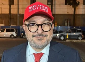 Regionali Campania, Sangiuliano presenta il cappellino “Make Naples Great Again”