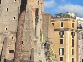 Roma, crolla una parte della Torre dei Conti: un operaio è gravemente ferito