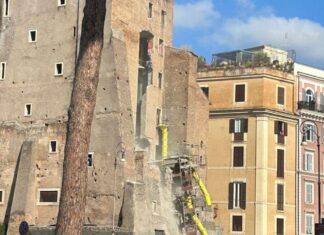 Roma, crolla una parte della Torre dei Conti: un operaio è gravemente ferito