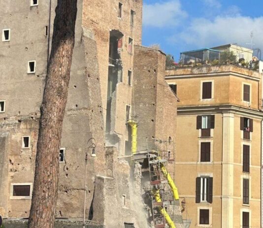 Roma, crolla una parte della Torre dei Conti: un operaio è gravemente ferito