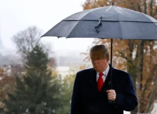 Donald Trump crolla nei sondaggi: il suo indice di gradimento è sotto di 17 punti
