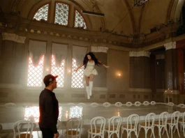 Ma quanto ci piacciono i capelli di Charli XCX in Chains of Love