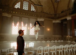 Ma quanto ci piacciono i capelli di Charli XCX in Chains of Love