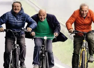 “Attitudini: Nessuna”, il docufilm che ripercorre la carriera di Aldo, Giovanni e Giacomo attitudini nessuna photo credits: https://www.asburymovies.it/2025/11/12/aldo-giovanni-e-giacomo-trailer-attitudini-nessuna/