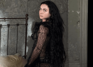 Grazie a Charli XCX adesso sono in trend le Brontë Waves, lo style hair super goth dell’anno