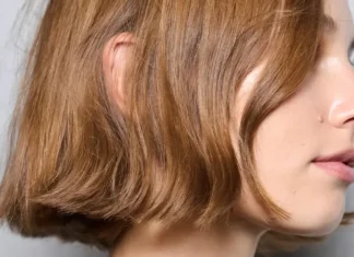 Si, è tornato il caschetto curvo alla Victoria Beckham