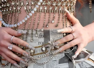 Chappell Roan porta gli anni ’80 nel 2025: le sue newsprint nails sono un’ode pop a Cyndi Lauper