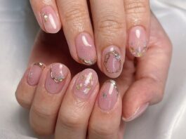 Mini nails, maxi vibes: sono le short Christmas nails più cute della stagione
