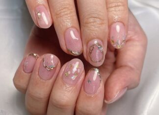 Mini nails, maxi vibes: sono le short Christmas nails più cute della stagione