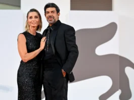 Pierfrancesco Favino e il primo incontro “particolare” con la compagna Anna Ferzetti: “Lui mi pestò un piede a una festa di amici” Pierfrancesco Favino e la compagna Anna Ferzetti