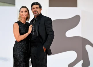 Pierfrancesco Favino e il primo incontro “particolare” con la compagna Anna Ferzetti: “Lui mi pestò un piede a una festa di amici” Pierfrancesco Favino e la compagna Anna Ferzetti