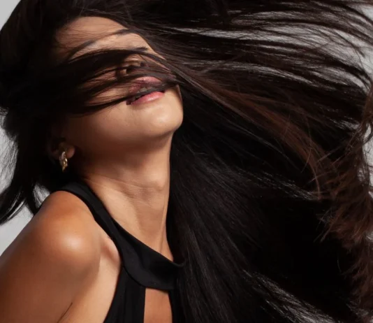 Sos capelli folti: c’è lo scalp painting, il microblading per capelli