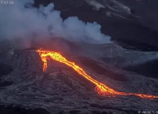 Il vulcano Kilauea delle Hawaii è ancora in eruzione dopo un anno