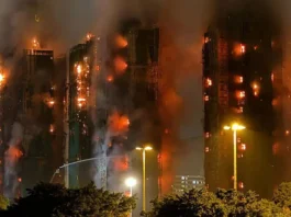 Il bilancio delle vittime dell’incendio di Hong Kong sale a 44 con 279 dispersi ancora, tre uomini arrestati