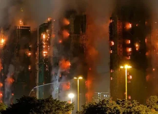 Il bilancio delle vittime dell’incendio di Hong Kong sale a 44 con 279 dispersi ancora, tre uomini arrestati