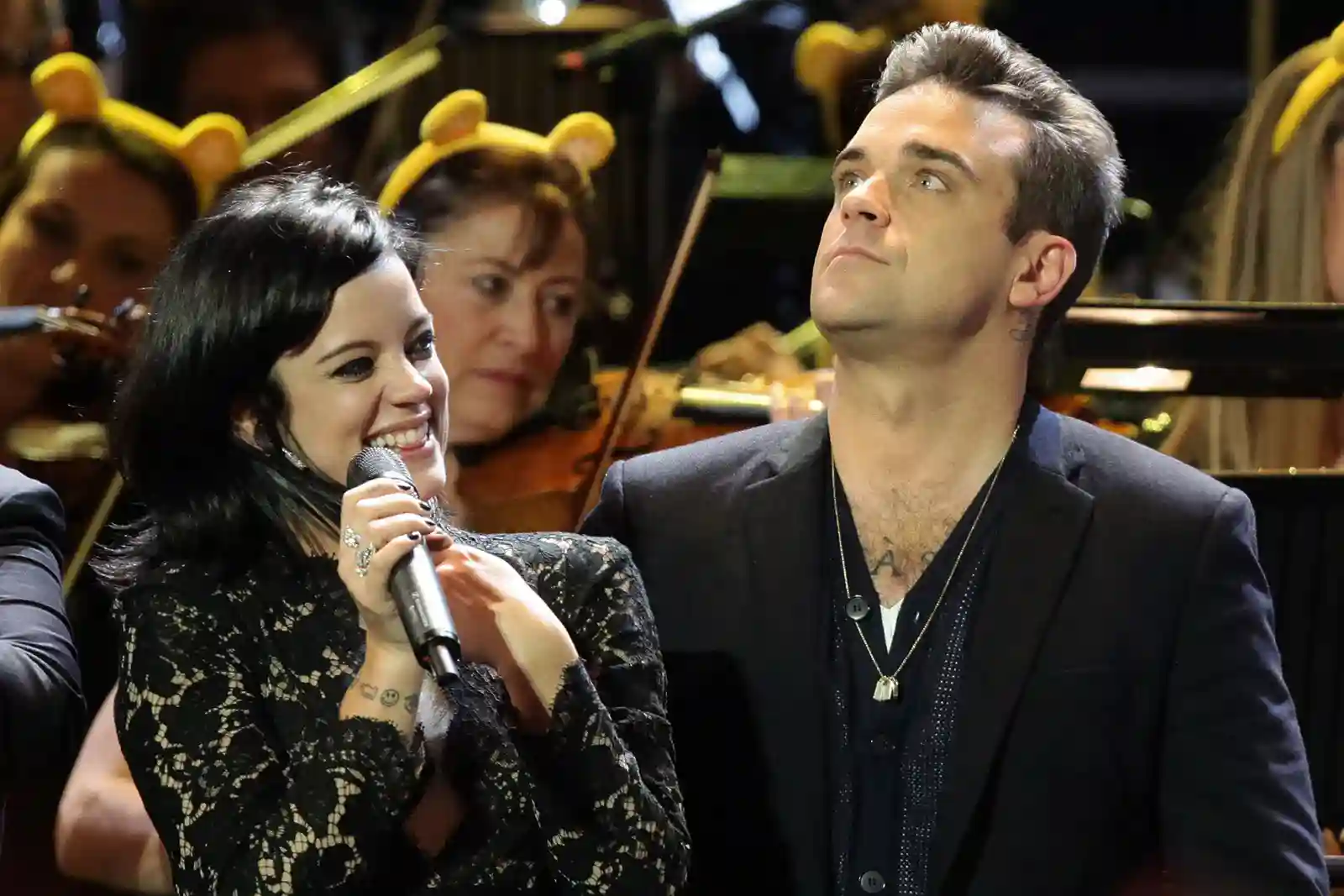 Robbie Williams è stregato dal nuovo album di Lily Allen: “Un incontro tra Black Mirror e Smash Hits”