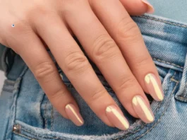 La nail art bianco perla è ancora tra le più gettonate