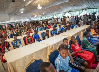 La Nigeria afferma che altri 130 studenti sono stati rilasciati quasi un mese dopo essere stati rapiti da scuola