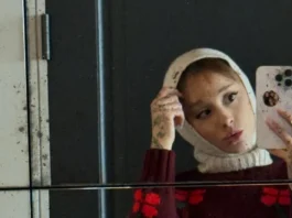 Ariana Grande cambia frangia (e accessorio): il look cozy più copiato dell’inverno 2025 è già qui