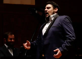 Chi è Alin Stoica, il tenore che si esibisce al Concerto di Natale 2025