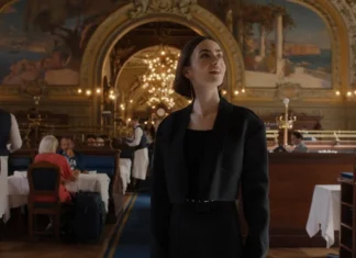 Emily in Paris, Lily Collins racconta dei problemi tra Parigi e Roma: “non pensavo che saremmo stati parte di una crisi politica”