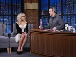 Sabrina Carpenter trasforma una felpa in un mini dress (e rende il pantsless di nuovo iconico)