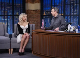 Sabrina Carpenter trasforma una felpa in un mini dress (e rende il pantsless di nuovo iconico)