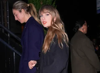 La manicure glitter di Taylor Swift è ufficialmente mood feste (e brilla quasi quanto l’anello)