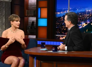 Taylor Swift trasforma un micro-minidress in una lettera d’amore nascosta (spoiler: c’entra Travis Kelce)