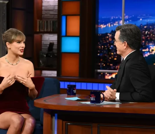 Taylor Swift trasforma un micro-minidress in una lettera d’amore nascosta (spoiler: c’entra Travis Kelce)