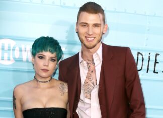 MGK porta Halsey sul palco per un duetto a sorpresa e la elogia per il suo coraggio contro la malattia
