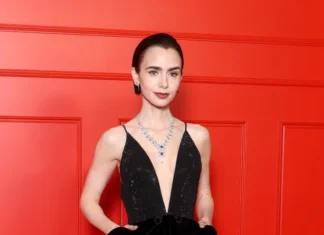 Lily Collins ritorna con un little black dress (ed è ovvia la inspo di Audrey Hepburn)