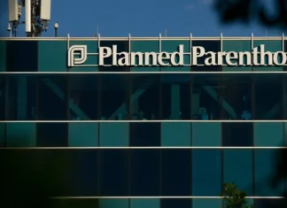 Trump continua la lotta a Planned Parenthood e al diritto di aborto