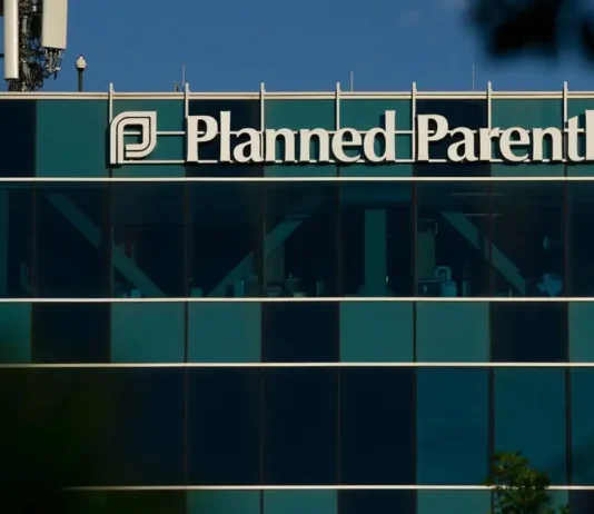 Trump continua la lotta a Planned Parenthood e al diritto di aborto