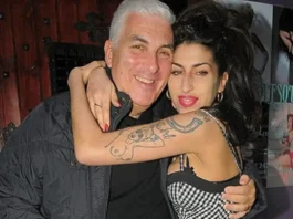Il padre di Amy Winehouse su tutte le furie per una vendita segreta di oggetti appartenuti alla cantante L'ira del padre di Amy Winehouse per aver scoperto un'asta segreta di oggetti appartenuti alla cantante