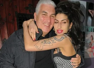 Il padre di Amy Winehouse su tutte le furie per una vendita segreta di oggetti appartenuti alla cantante L'ira del padre di Amy Winehouse per aver scoperto un'asta segreta di oggetti appartenuti alla cantante