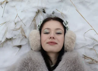 Il Frozen Makeup è il trend invernale del momento Frozen Makeup - https://unsplash.com/it/foto/una-donna-sdraiata-nella-neve-che-indossa-le-cuffie-jndRQEjZ38A