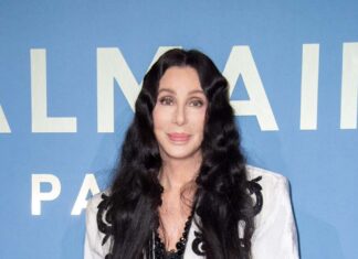 Cher, Santana, Paul Simon e Chaka Khan riceveranno un Grammy alla carriera Cher riceverà un Grammy alla carriera