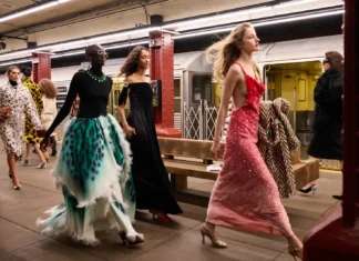 Chanel trasforma la metropolitana di New York in un set cinematografico sotterraneo per il suo Métiers d’Art