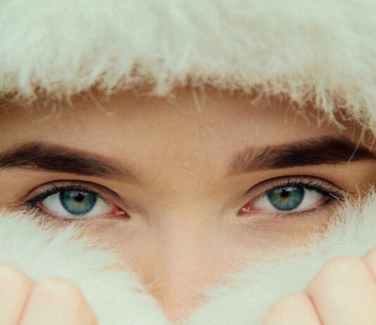 Skincare minimal per l’inverno: smart routine a prova di gelo skincare inverno - den-trushtin-8JCe9nIKHx0-unsplash