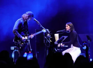 Gracie Abrams e Bon Iver, la collab che non ti aspetti : arriva un brano benefico per le vittime della sparatoria alla Brown University Gracie Abrams, Bon Iver e Aaron Dessner uniscono le forze per il nuovo singolo Sold Out