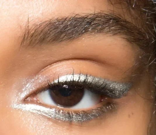 Per queste feste a salvare il make-up ci pensa il glitter eyeliner