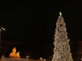 Luminarie, pranzi e mercatini: quanto spendono gli italiani a Natale