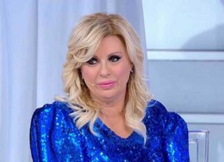 Tina Cipollari, la dedica del fratello Giuliano e della sorella Annarita: “Quando è nata è stata una grande gioia” Tina Cipollari chi sono il fratello e la sorella