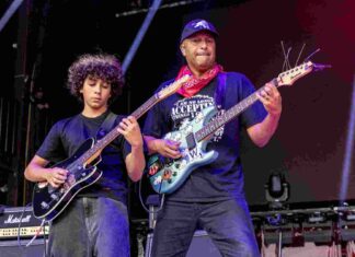 Tom Morello si è esibito con il figlio Roman durante un concerto in India Tom Morello si è esibito insieme al figlio durante un concerto in India