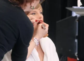 Sì, sappiamo (finalmente) qual è il rossetto rosso iconico di Taylor Swift, indossato durante l’Eras Tour