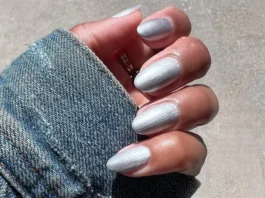 Le tinsel nails sono la manicure che rende le feste (e l’inverno) molto più interessanti