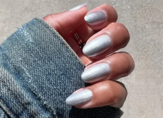Le tinsel nails sono la manicure che rende le feste (e l’inverno) molto più interessanti