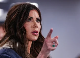 I democratici chiedono a Kristi Noem (Segretario alla Sicurezza Interna USA) di dimettersi o di affrontare l’impeachment