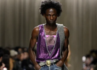 Dior uomo FW26: Jonathan Anderson rende l’eleganza stranamente cool (e un pó punk)